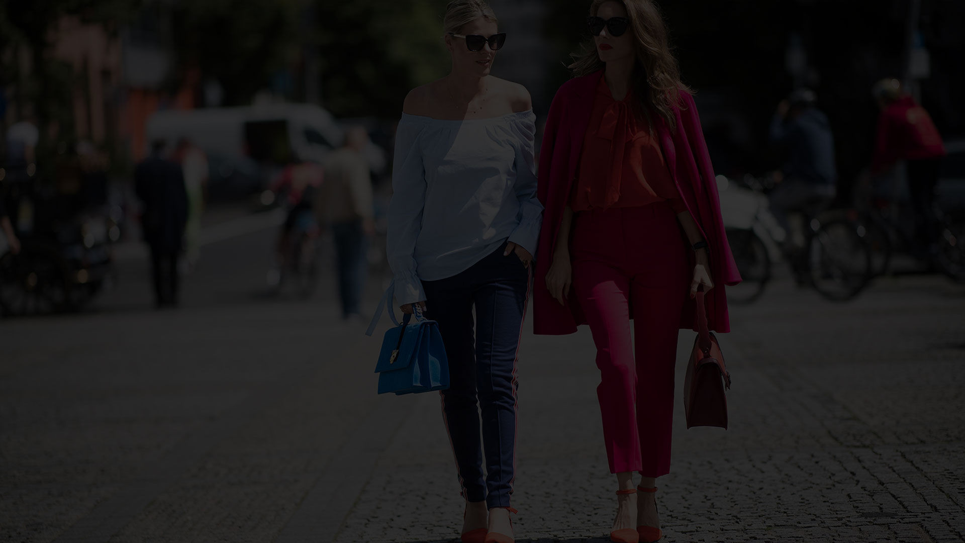 دو خانم در حال راه رفتن در خیابان- آژانس دیجیتال کربن- تبلیغات- تبلیغات دیجیتال